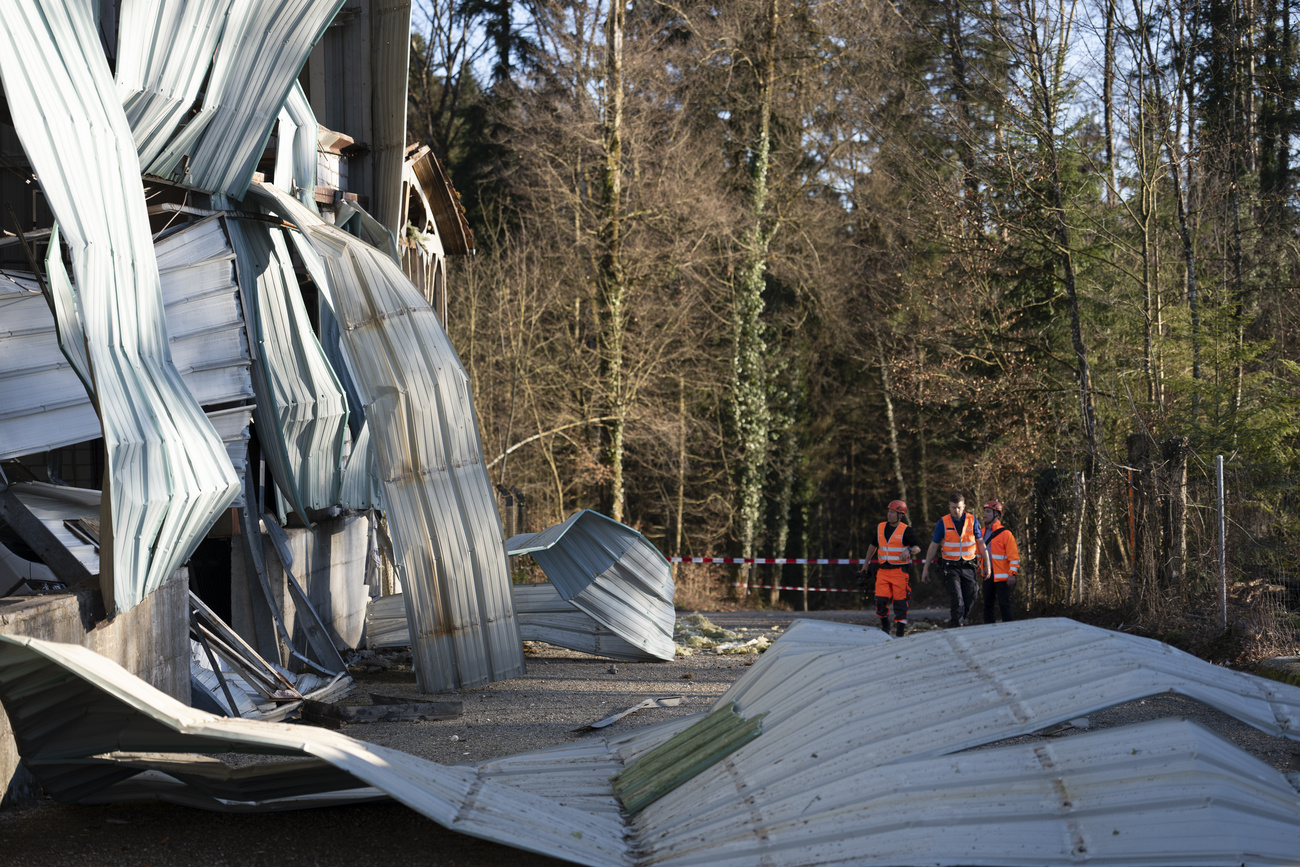 agenti osservano luogo dell'esplosione