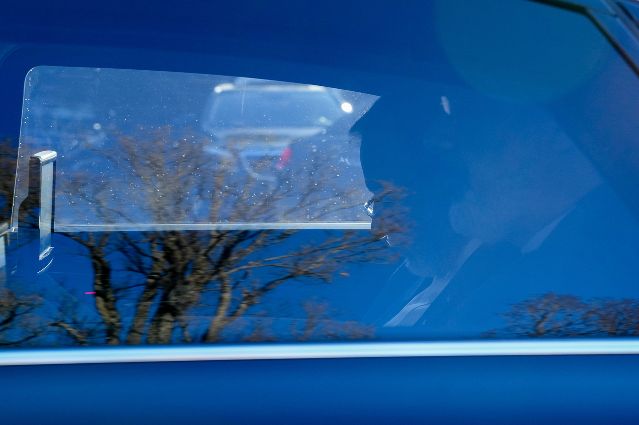 due uomini appena visibili dietro a un vetro