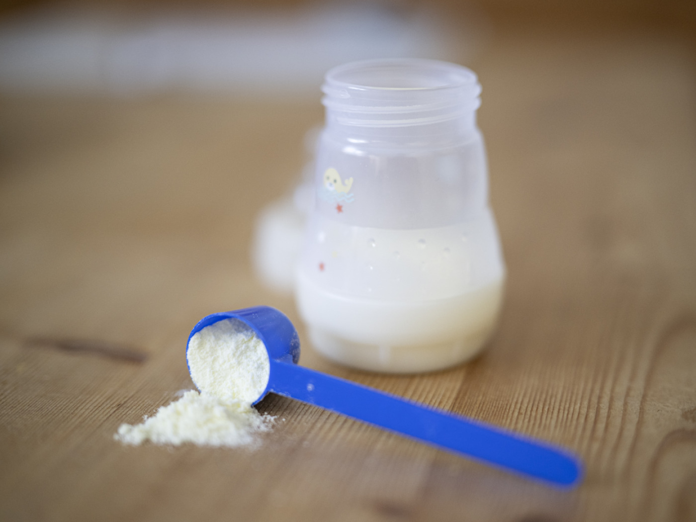 latte in polvere accanto a biberon