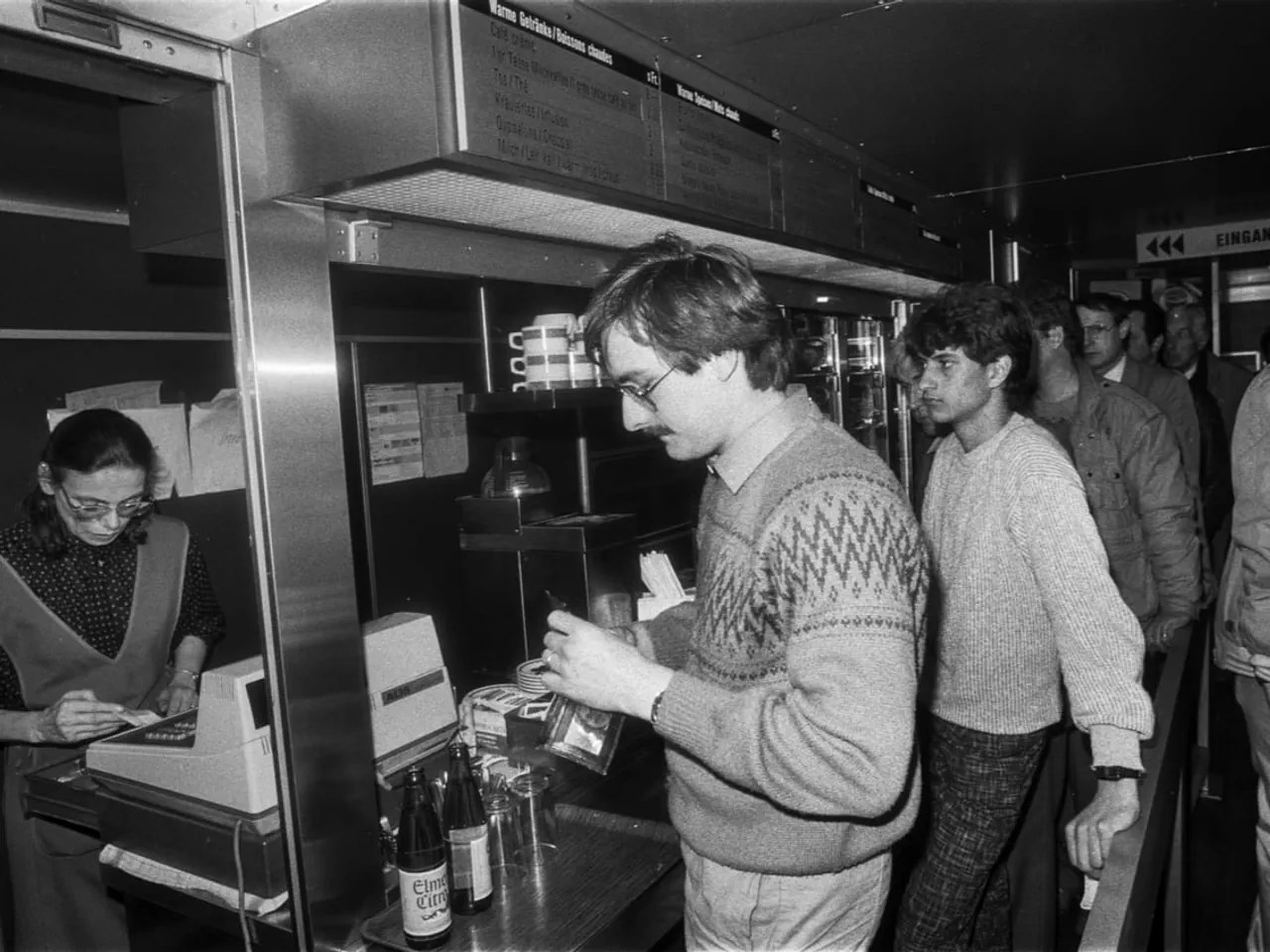 1985 – faire la queue au lieu d'attendre Si vous ne voulez pas attendre d'être servi et que vous souhaitez en plus faire des économies, vous pouvez, en 1985, prendre un plateau dans la voiture-restaurant en libre-service et remplir votre assiette. Mais le libre-service s'arrête à la caisse : là, il faut sortir son porte-monnaie et payer en espèces.