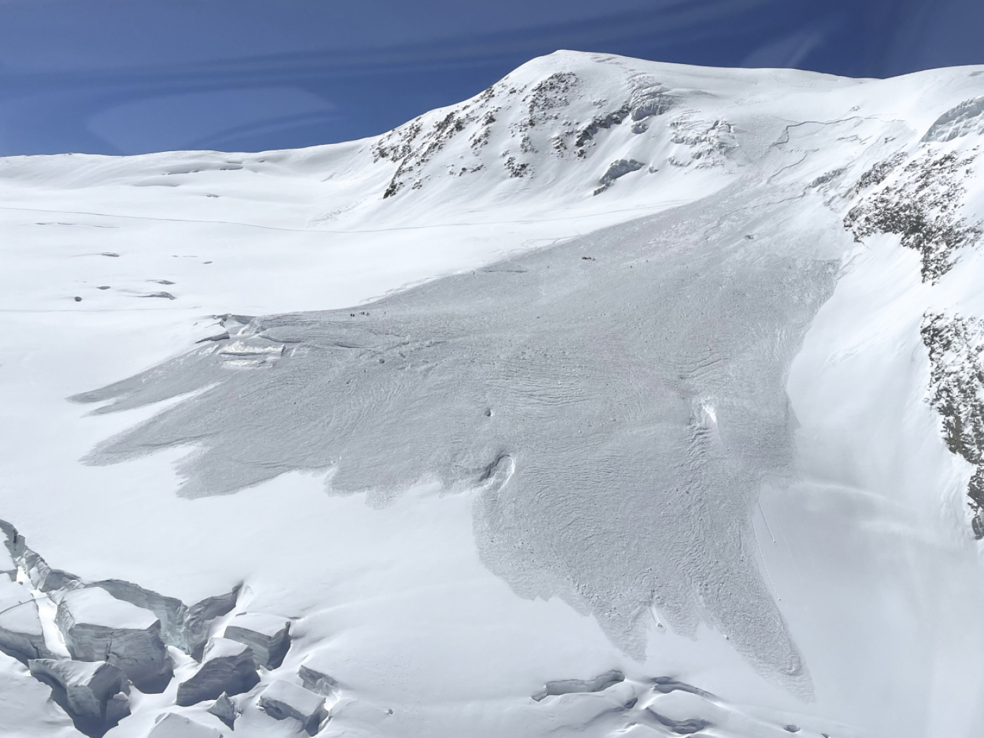 Fresh snow and storms trigger spontaneous avalanches