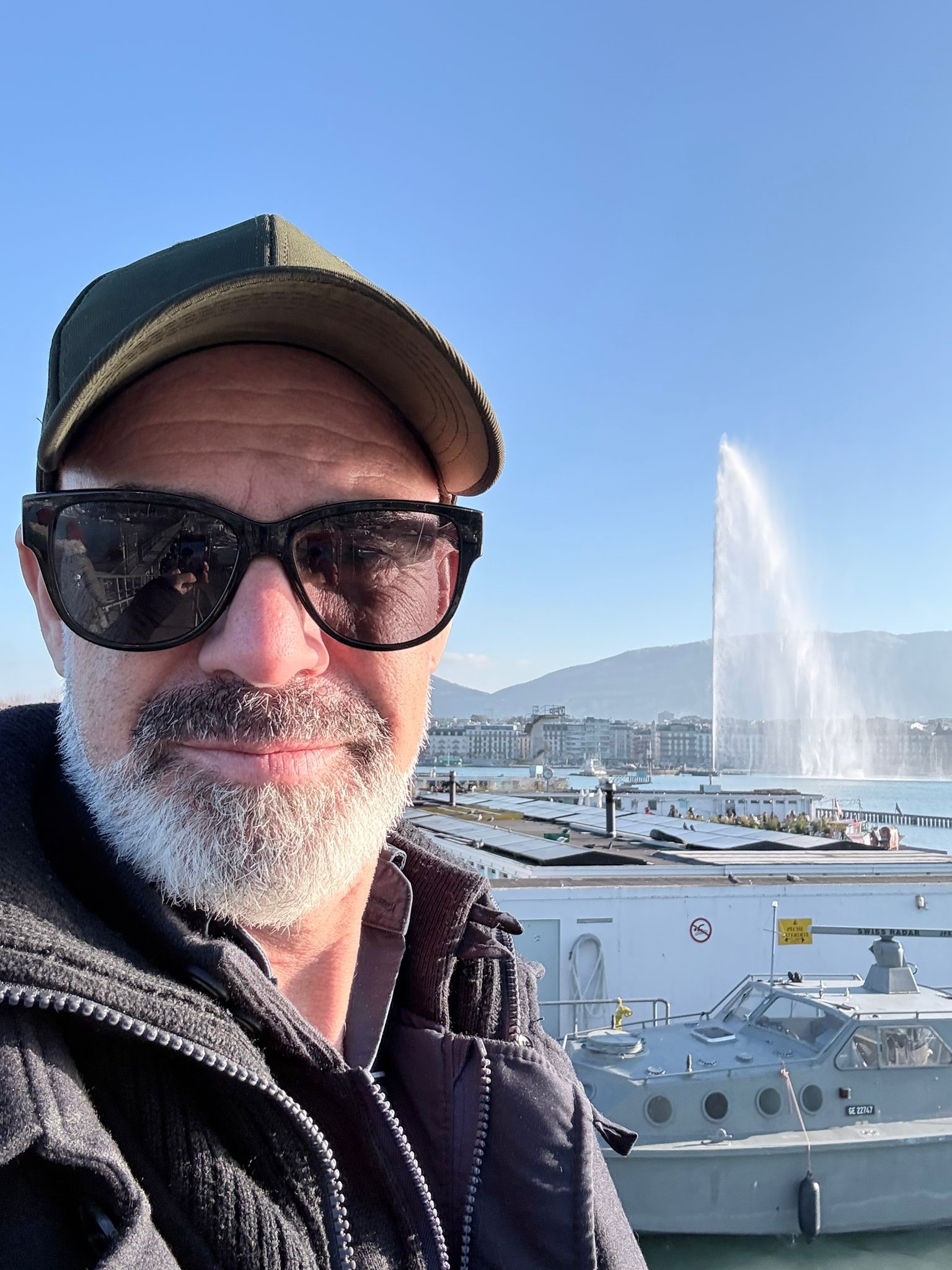un homme devant le jet d'eau de Genève