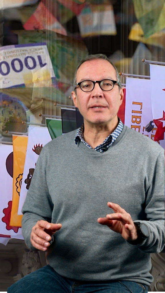 Pessoa falando frente à câmera