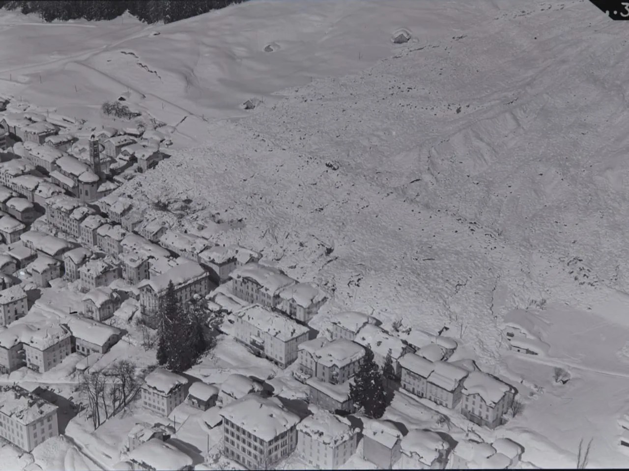 Villaggio colpito da valanga fotografato dall'alto