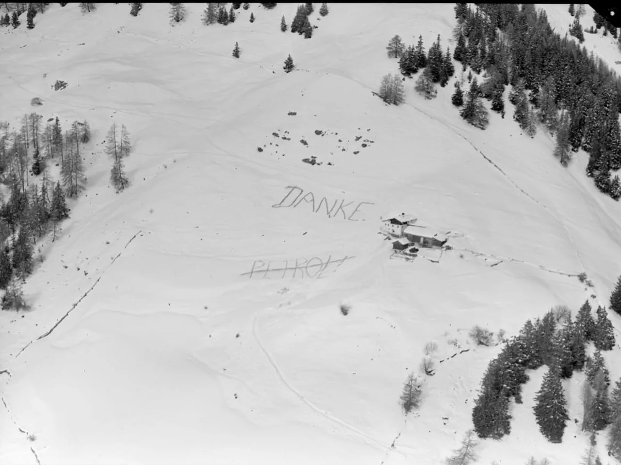 Scritta "Danke" sulla neve