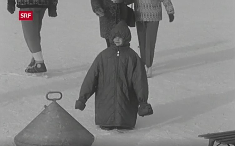 Kind in übergrosser Jacke