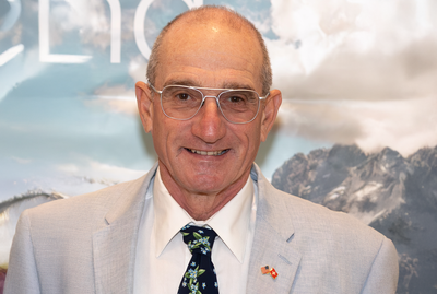 Ein 68-jähriger weißer Mann mit Glatze und Brille.