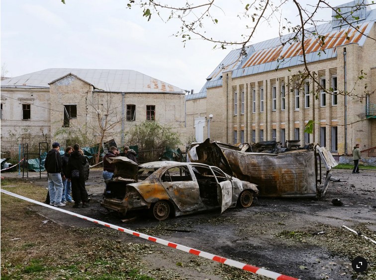 Поездка в Киев — это попытка увидеть собственными глазами, как устроена повседневность страны, где война не «фон», а основная среда существования людей.