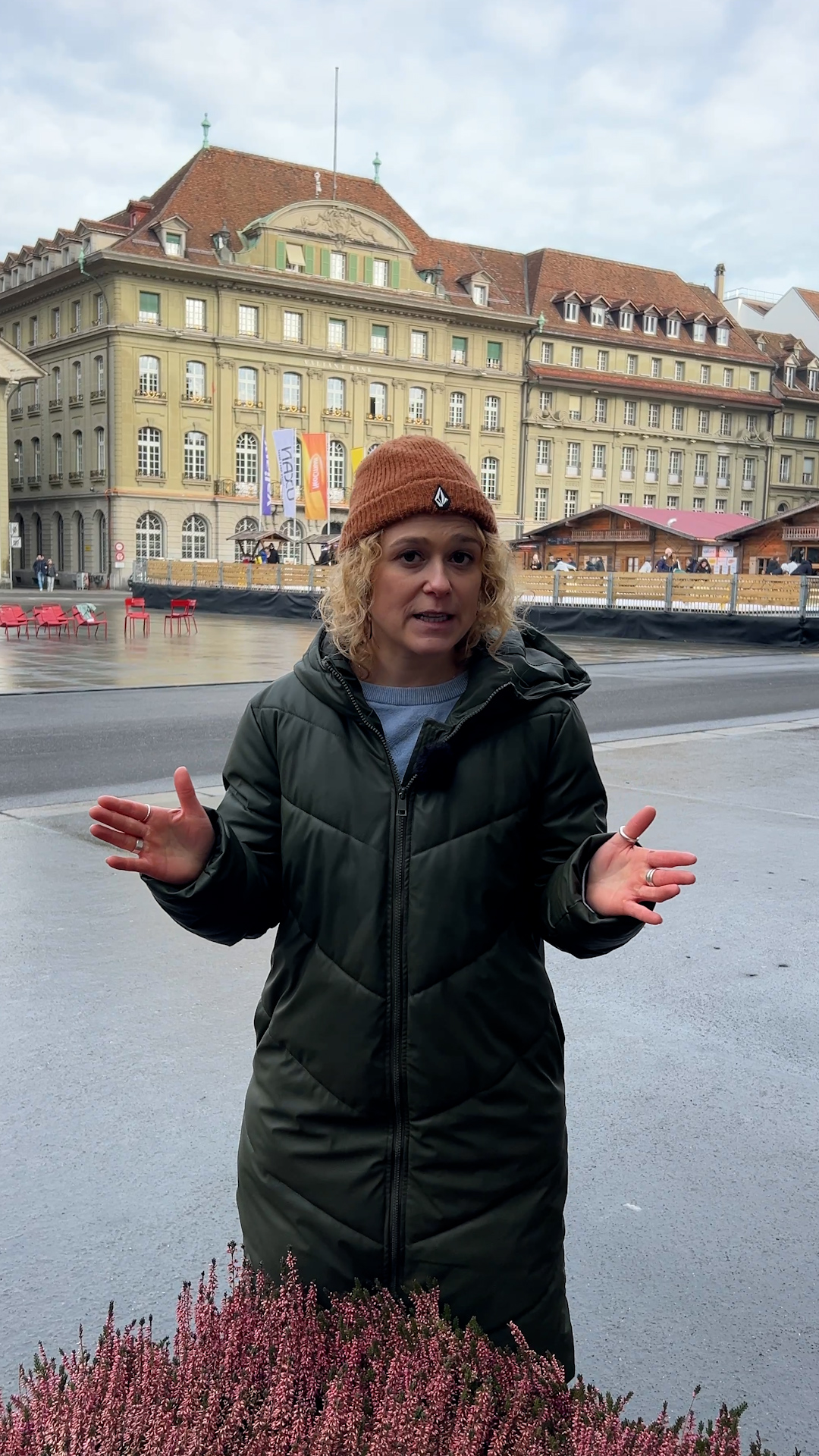 Eine junge Frau mit Mütze