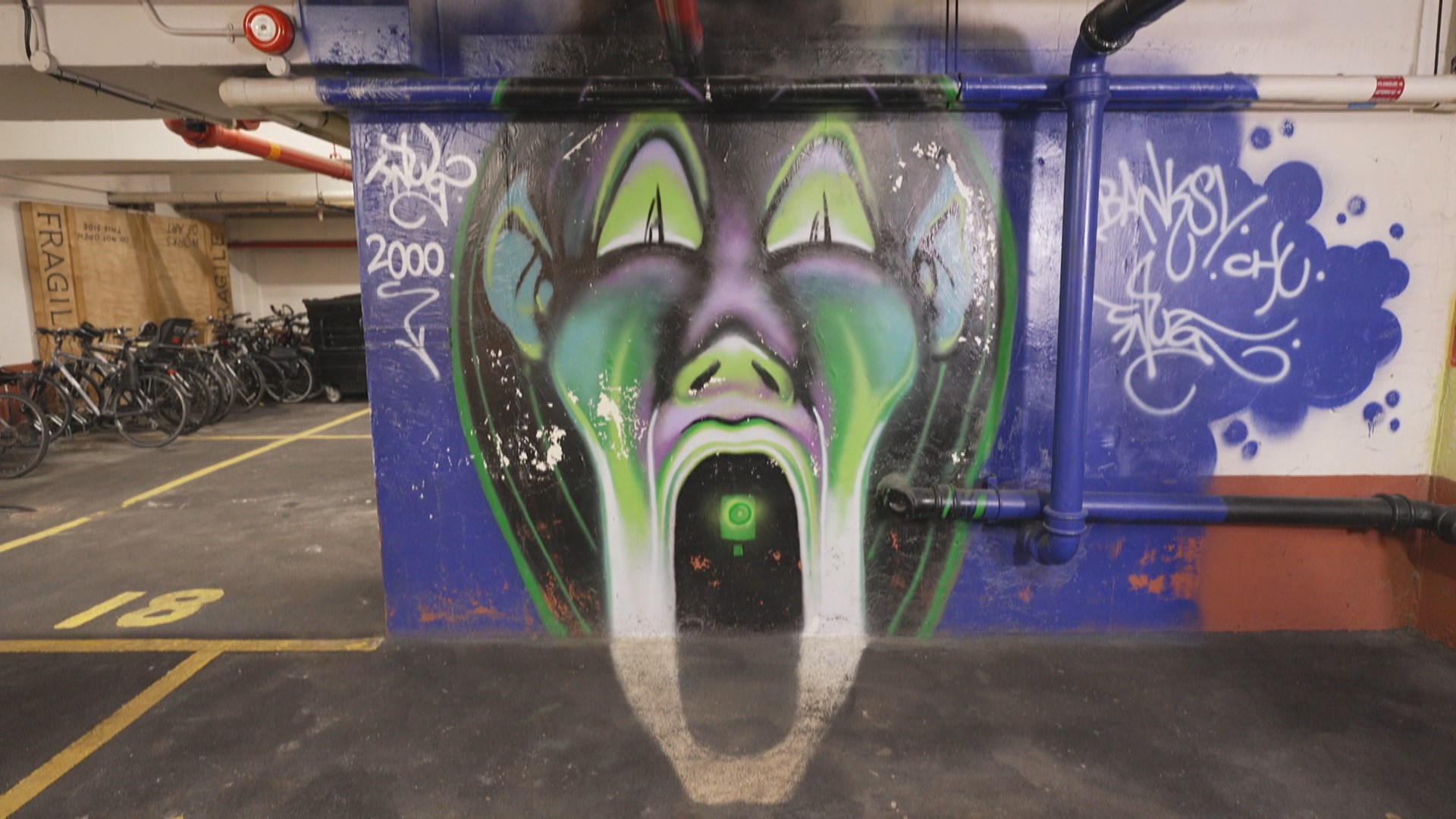 Kunstwerk von den Künstlern Snug, CHU und Banksy in einer Tiefgarage