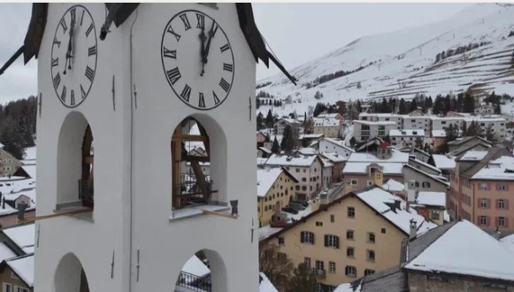 Конструкция колокольни могла не выдержать динамической нагрузки, возникающей при одновременном раскачивании четырёх массивных колоколов.