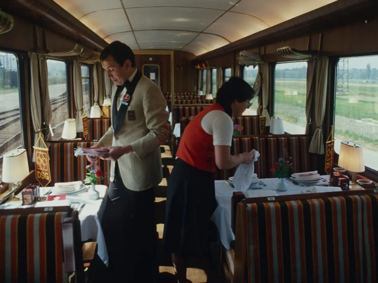 1978 – Orange brun, travail de précision Dîner stylé à rayures : la sobriété orange brun confère aux wagons-restaurants des années 1970 une touche très tendance. Ici, en route dans le wagon de la Deutsche Schlafwagen- und Speisewagen-Gesellschaft DSG (société allemande de wagons-lits et wagons-restaurants).