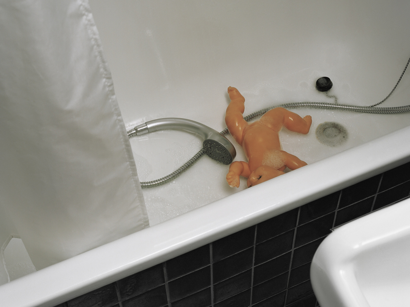 bambola senza vestiti in una vsca da bagno