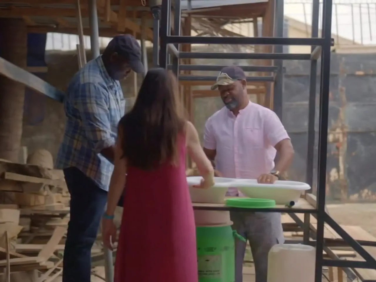 Die Toilettenschüssel wurde von einem Industrial Designer an der Akademie der Bildenden Künste in Stuttgart entworfen, zusammengesetzt werden die Teile vor Ort.