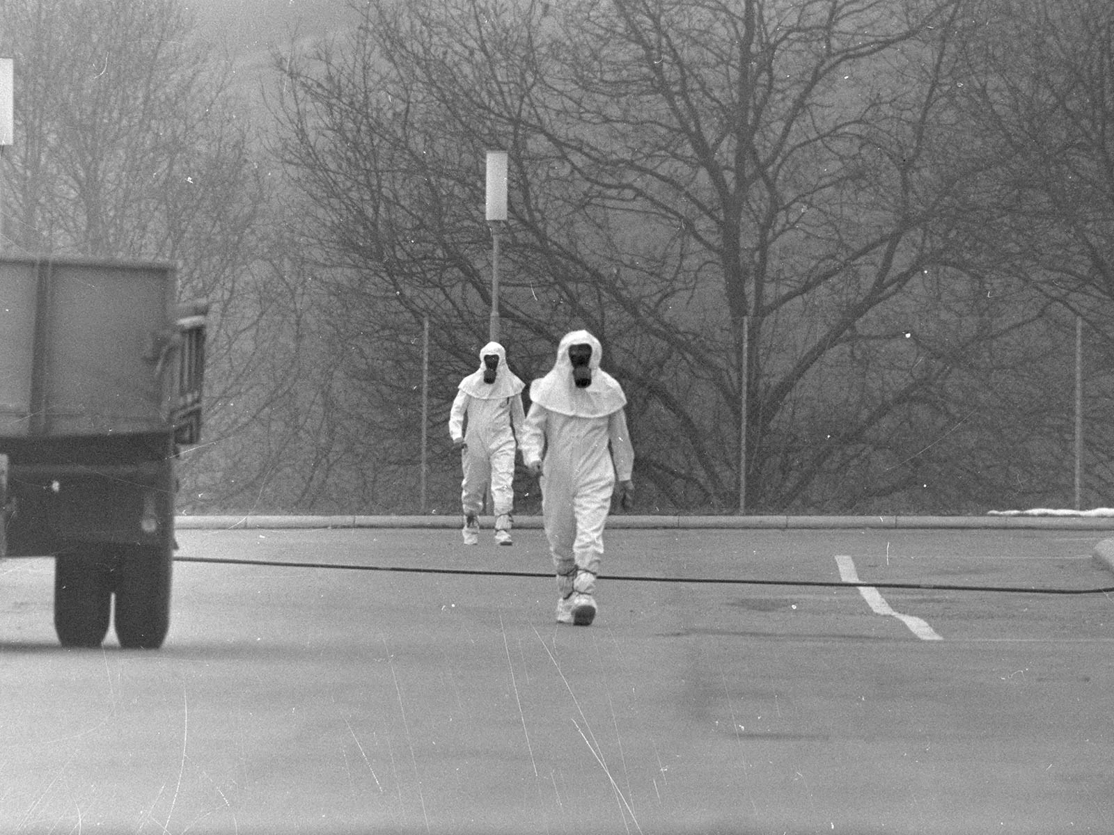 Zwei Männer in atomgeschützter Schutzkleidung