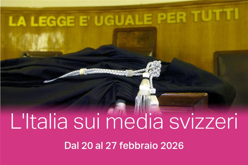Un'aula di giustizia in Italia con in primo piano la toga di un giudice.