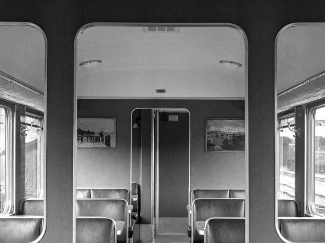 1944 – Ambiance de guerre mondiale Le rationnement et la défense nationale sont omniprésents. Cette voiture abandonnée en 1944 semble symboliser les conditions difficiles de l'époque.