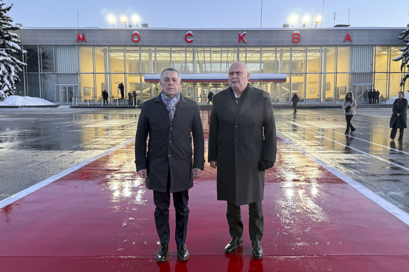 Действующий председатель ОБСЕ и глава МИД Швейцарии Иньяцио Кассис (Ignazio Cassis), слева, и генеральный секретарь ОБСЕ Феридун Х. Синирлиоглу (Feridun H. Sinirlioglu), справа, по прибытии в аэропорт в Москве в четверг, 5 февраля 2026 года. Визит Кассиса и Синирлиоглу в Москву проходит 5–6 февраля 2026 года, в программе визита запланирована