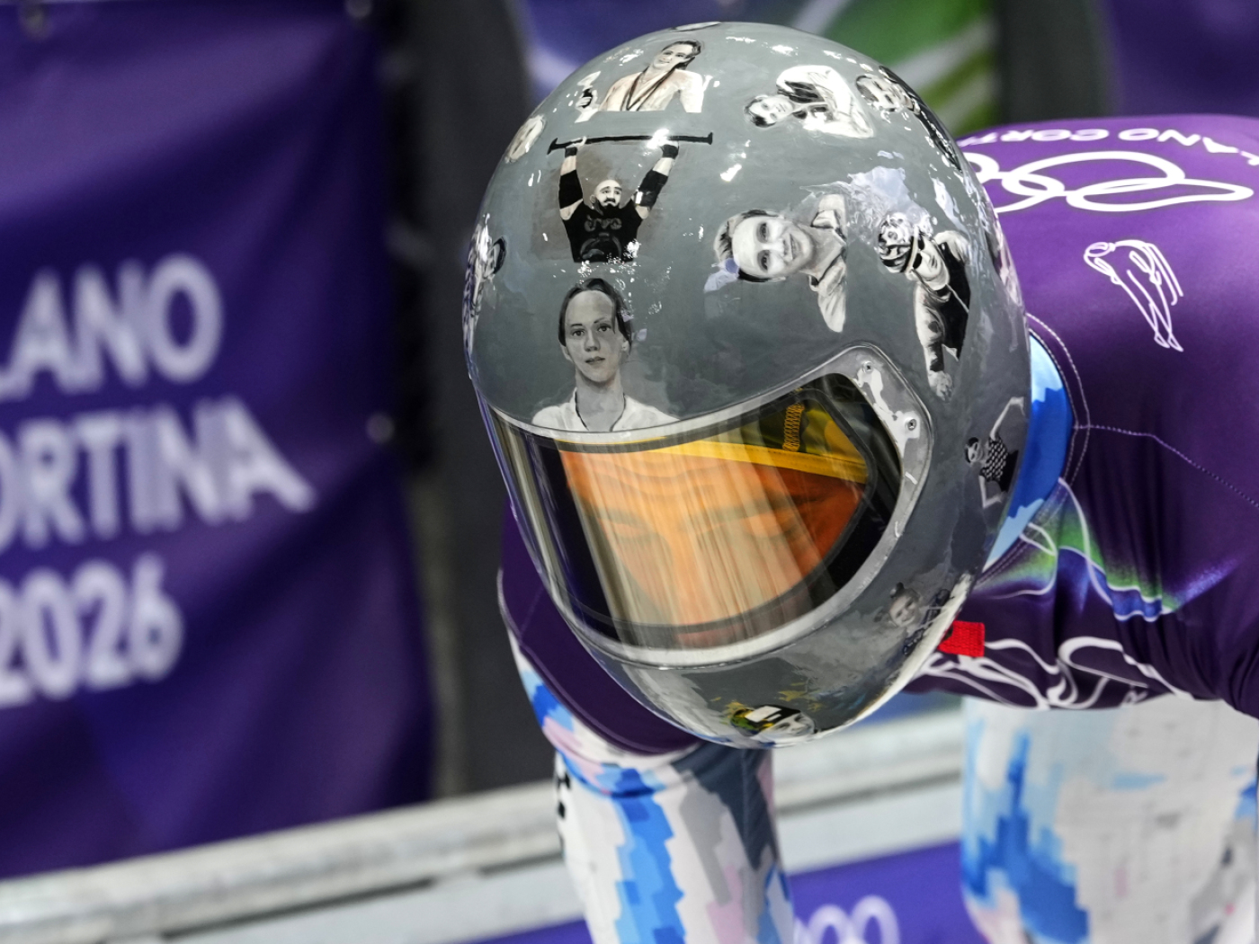 Vladyslav Heraskevych con il casco in onore degli atleti ucraini uccisi