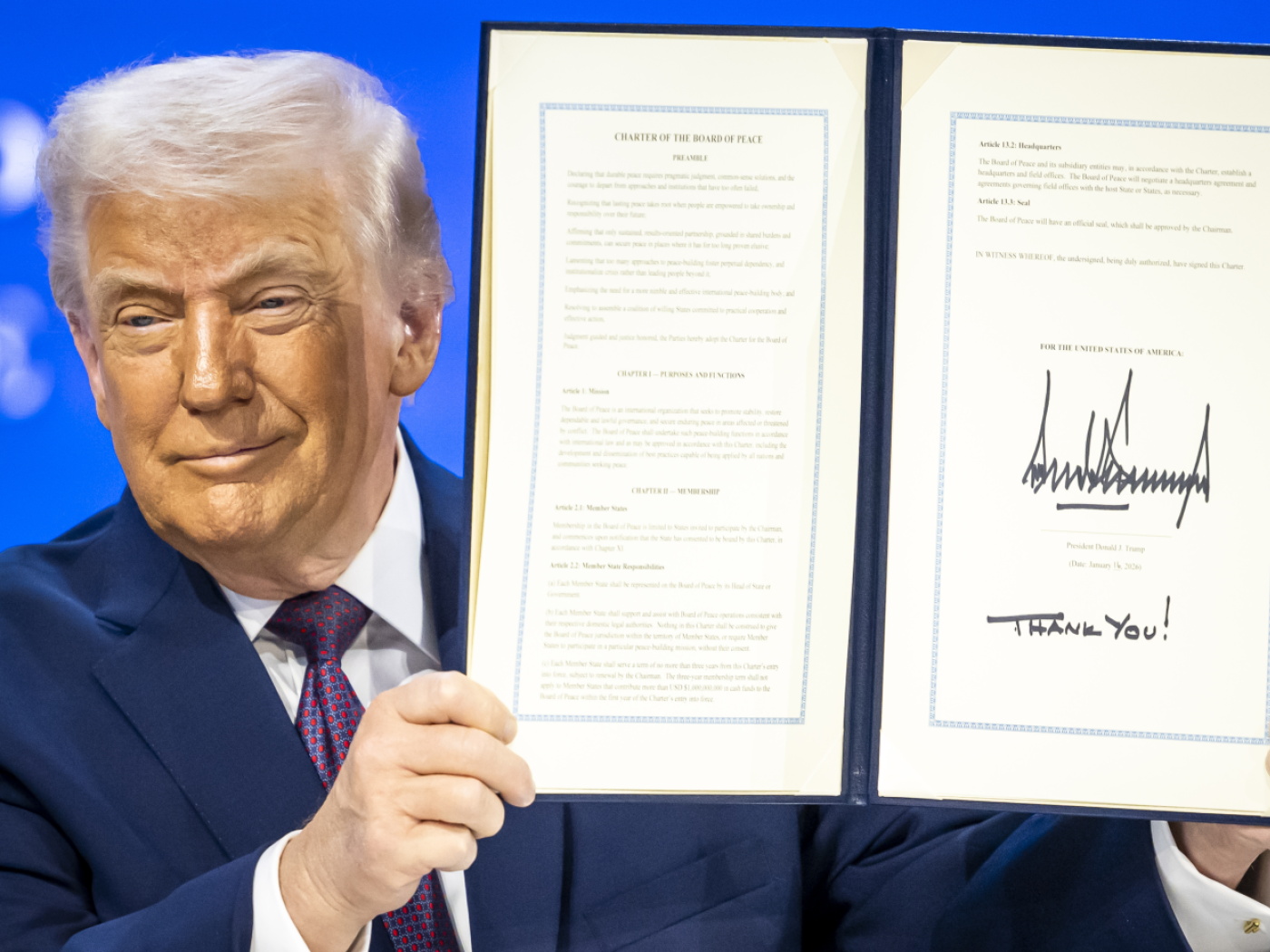 Donald Trump mostra il documento da lui firmato che sancisce la fondazione del suo COnsiglio di pace.
