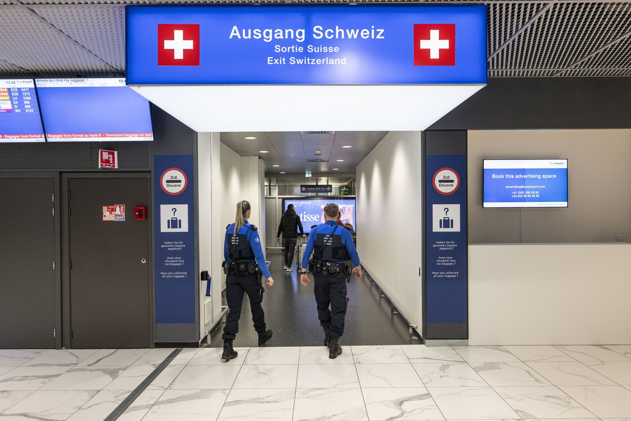 Net immigration fell further in Switzerland last year