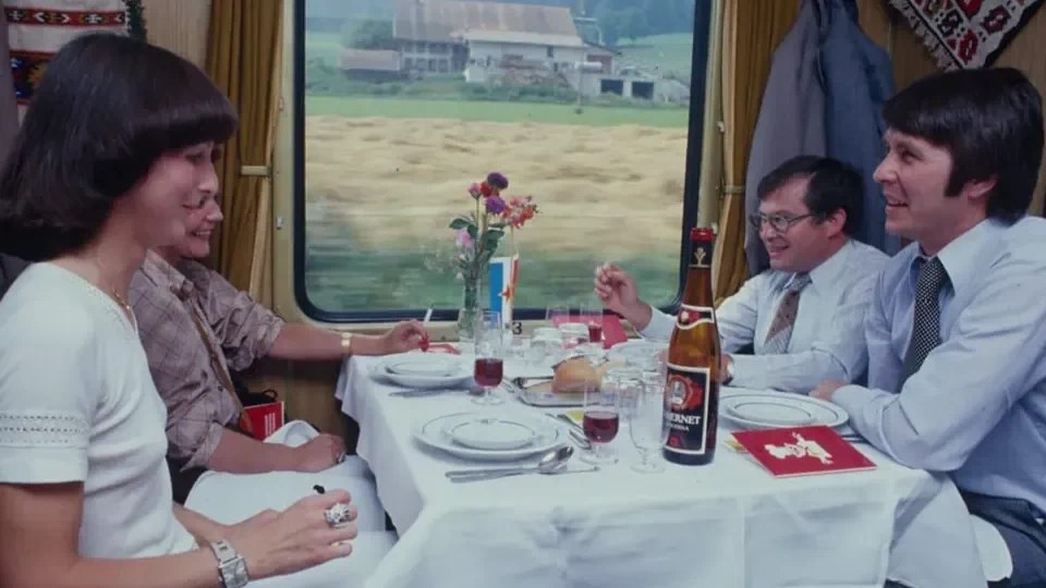 1978 – weisses Gedeck auch unterwegs Während draussen die Landschaft vorbeizieht, geniesst man im Speisewagen seine Speisen am weiss gedeckten Tisch. Der Weg gilt sozusagen als Ziel.