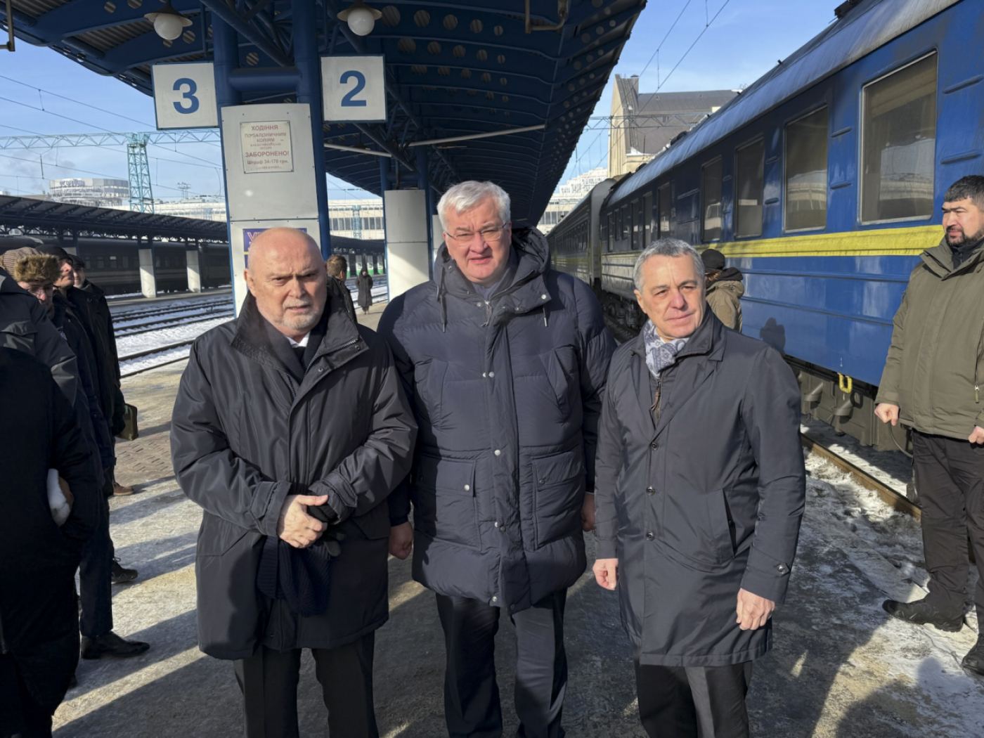 Ignazio Cassis, il suo omologo ucraino Andrij Sybiha e il segretario generale dell'OSCE Feridun Sinirlioğlu alla stazione ferroviaria di Kiev.