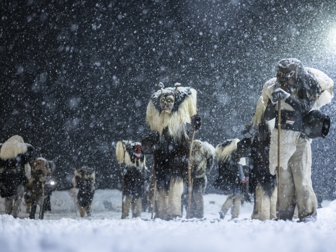 A Tschäggättä parade marked by the landslide in Blatten (VS)