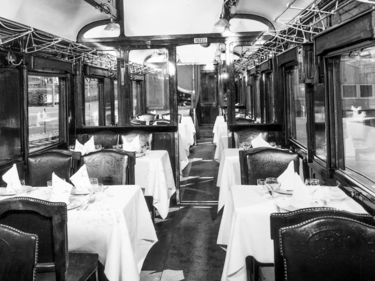 1914 – noble vestige de la Belle Époque Salon roulant datant de l'âge d'or de la gastronomie ferroviaire : dans cette voiture-restaurant, on dîne encore dans le cadre raffiné de la Belle Époque. Les wagons sont en bois et décorés de lourds tapis et de ferrures en laiton brillant. Un luxe magnifique, mais que seuls quelques privilégiés pouvaient s'offrir à l'époque.