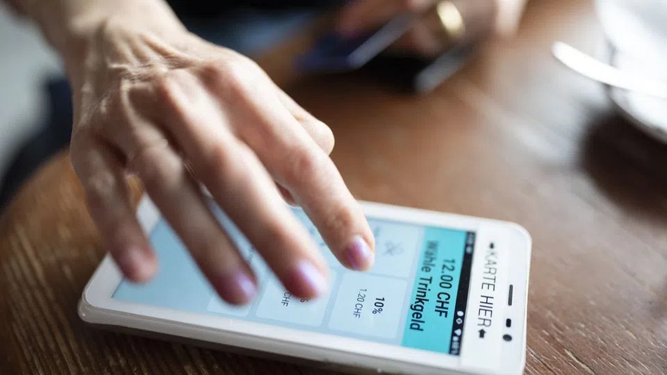 Soll digitales Trinkgeld künftig abgabepflichtig sein oder nicht?