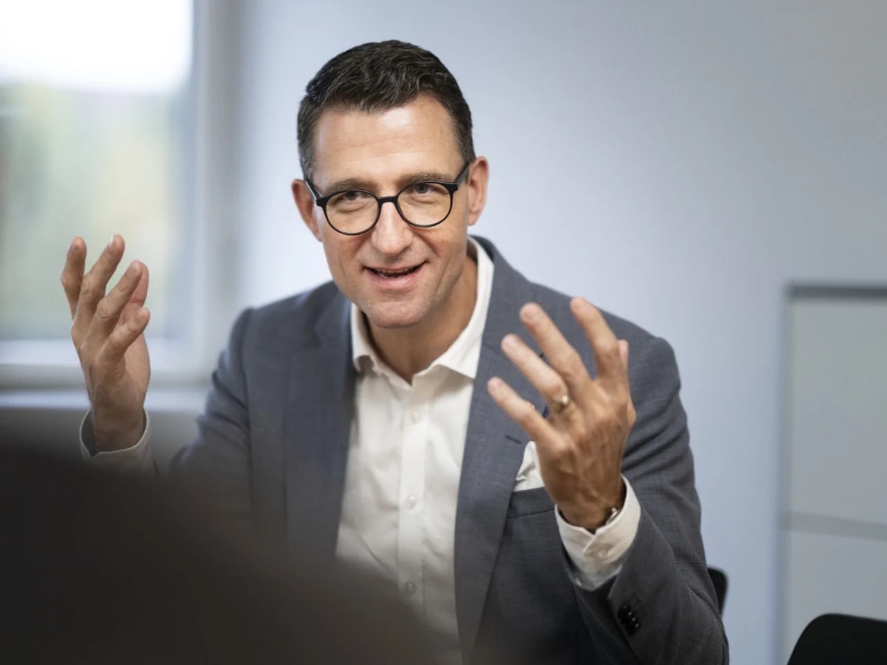 Gastro Suisse et son président Beat Imhof considèrent l'exonération fiscale des pourboires comme une solution claire à une zone d'ombre juridique.