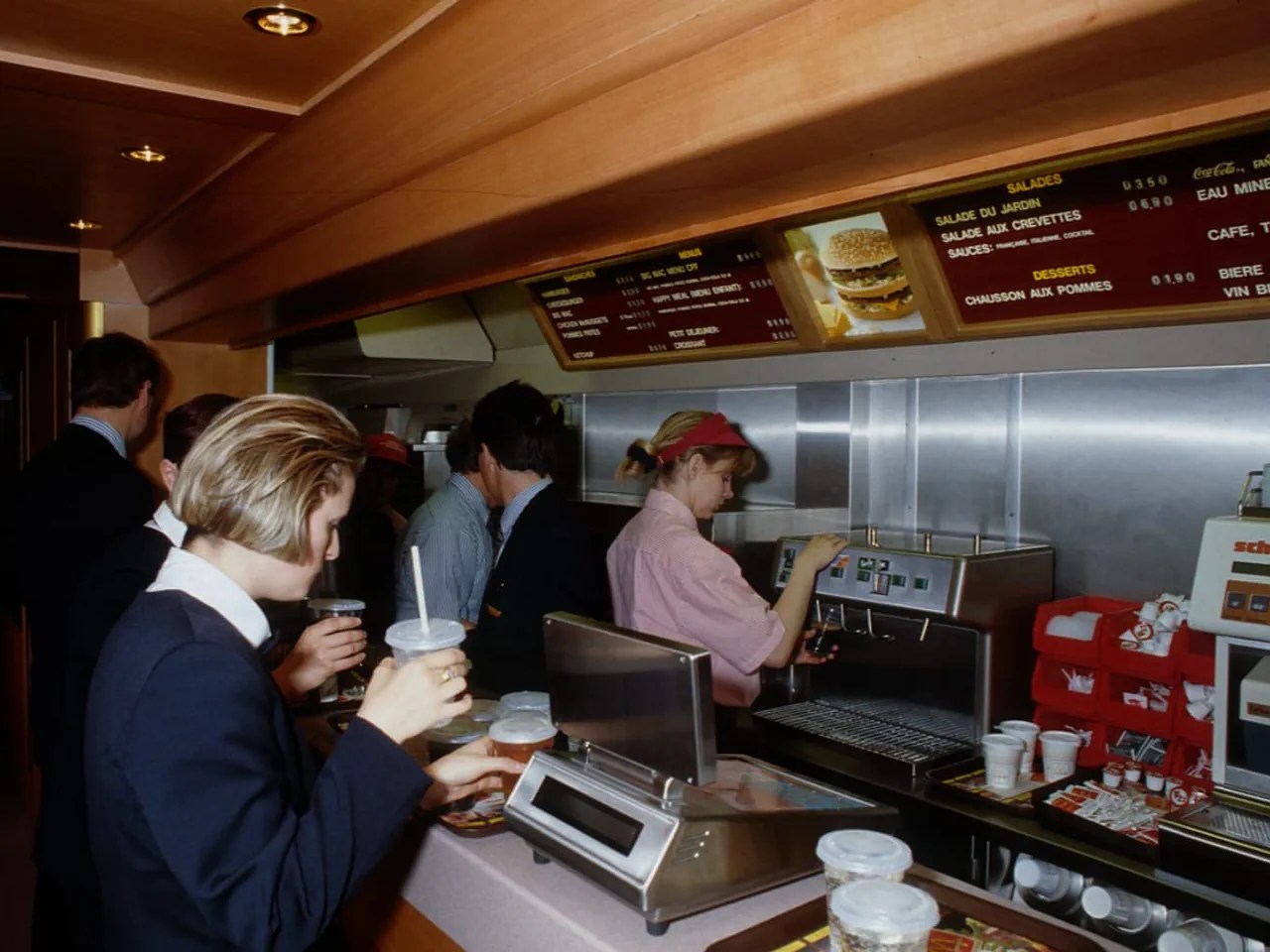 1992 – Big Mac et frites à emporter En 1992, McDonald's souhaite également prendre le train en marche dans ce pays ferroviaire qu'est la Suisse. L'engouement pour les Big Mac et les frites à emporter reste toutefois limité. Le projet pilote est abandonné quelques années plus tard.