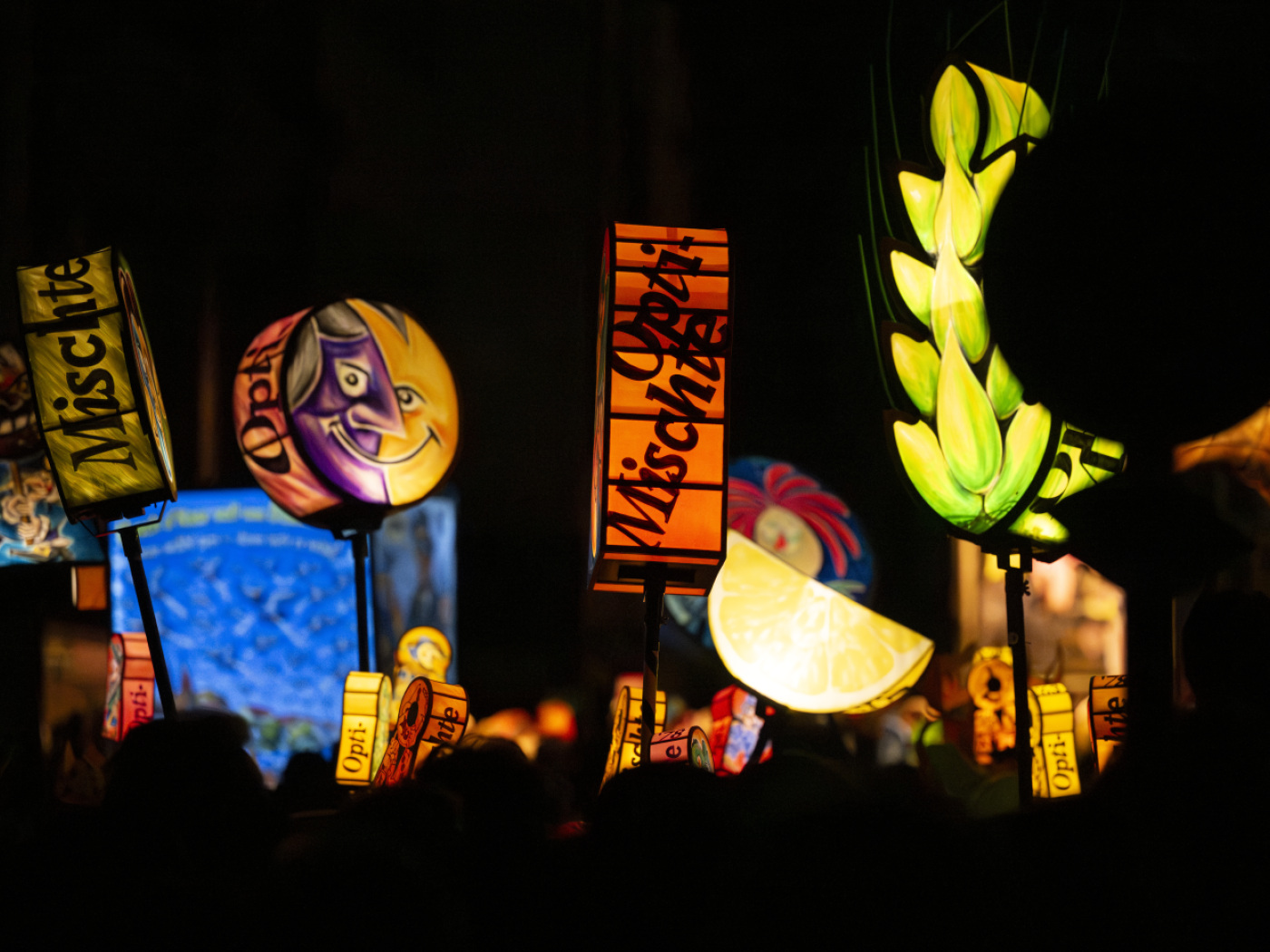 Sfilata delle tradizionali lanterne colorate del carnevale di Basilea.