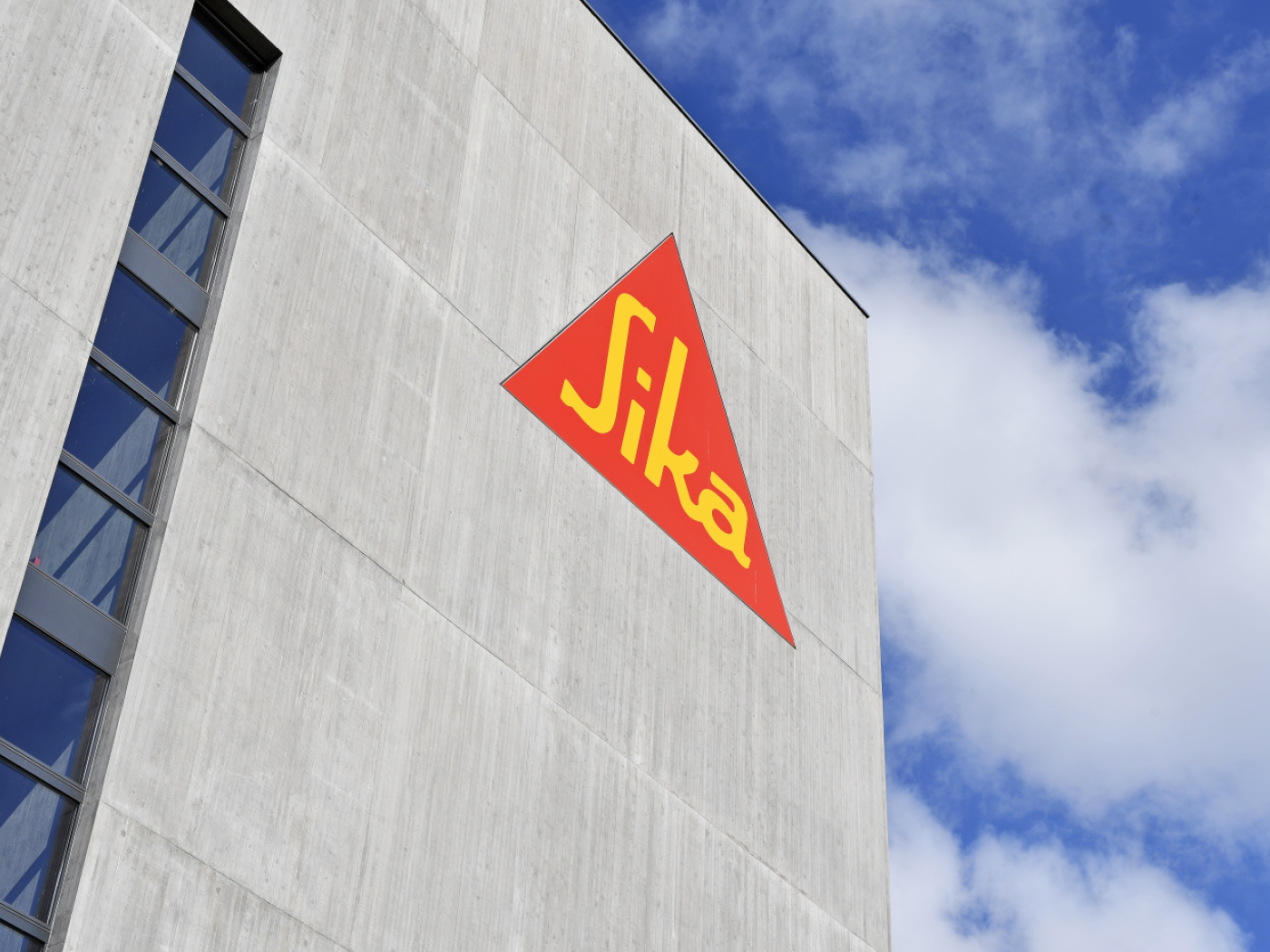 logo sika su parete di cemento