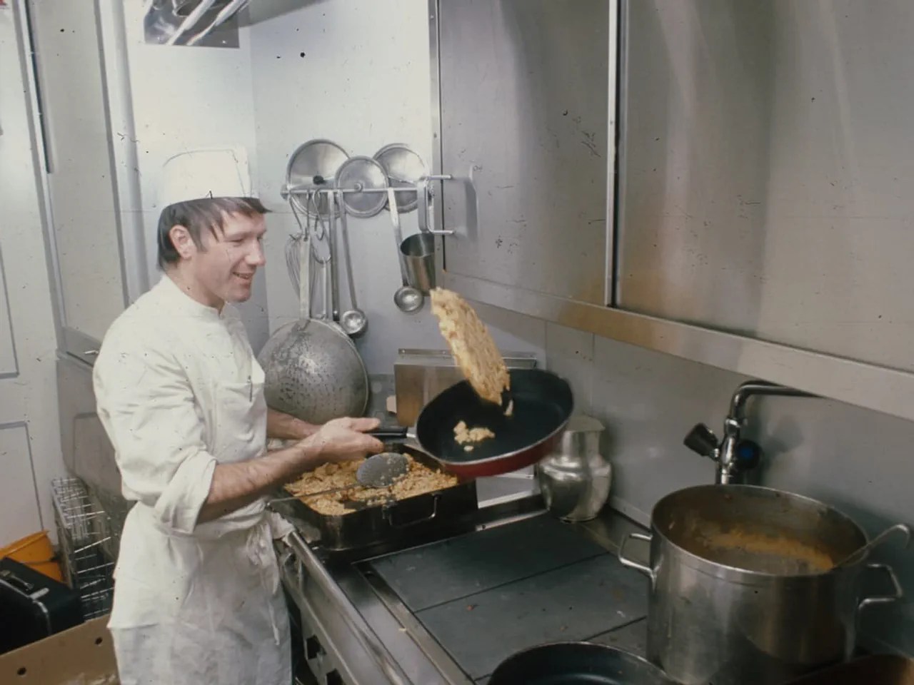 1978 – L'art du jonglage aux fourneaux La cuisine mise également sur la qualité. Le cuisinier est lui-même aux fourneaux et jongle avec les casseroles. Le micro-ondes et les röstis tout prêts sont encore loin d'être inventés. Ici, on célèbre l'artisanat authentique à plein régime.