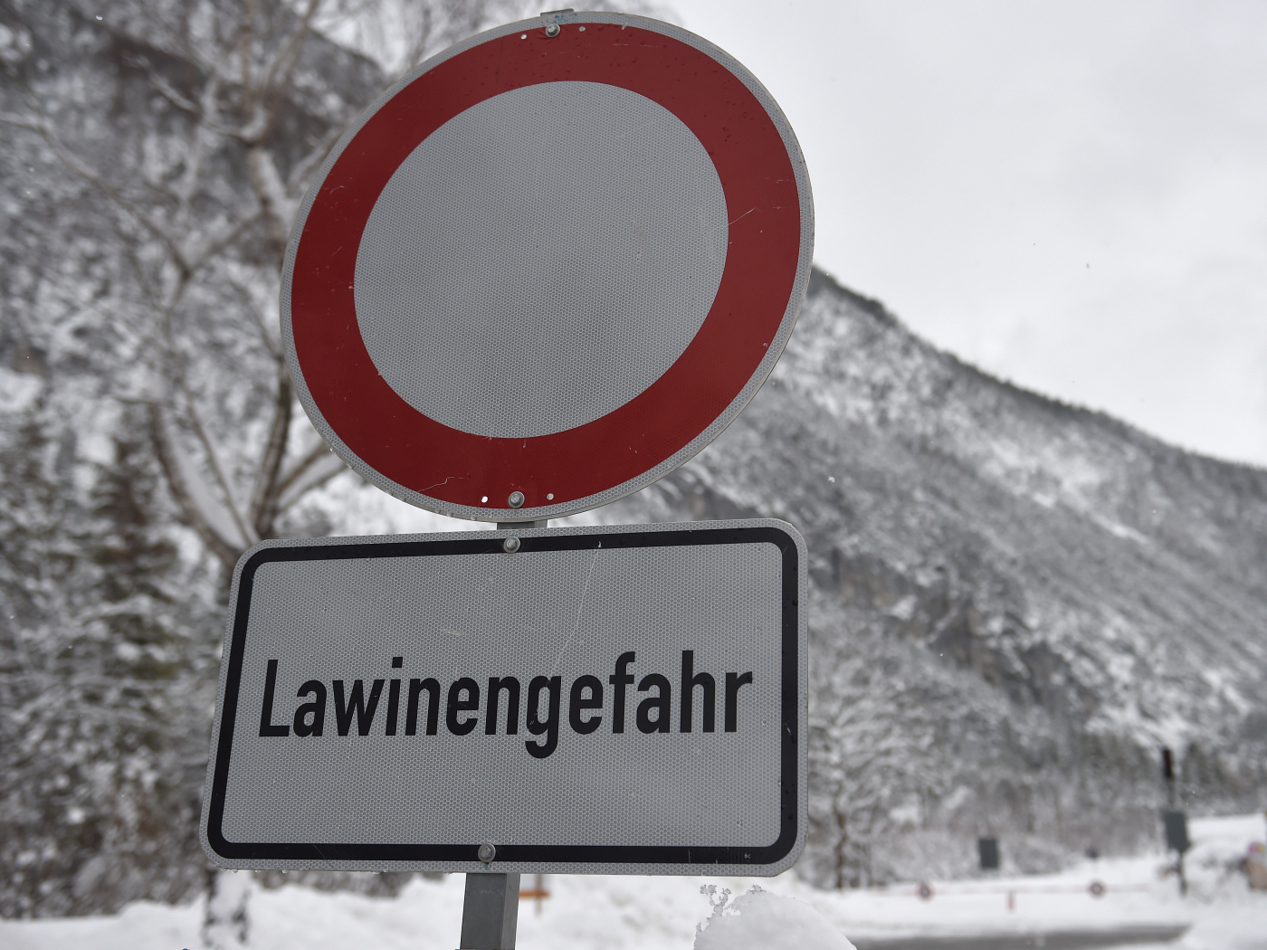 Swiss Alpine roads close due to avalanche danger