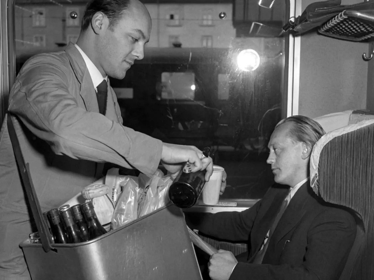 1951 – Wagon-restaurant à transporter Sur la ligne Zurich-Lausanne en 1951. Dans les trains sans wagon-restaurant, le serveur est lui-même le moyen de transport. Le bien-être physique des clients des CFF exige encore un engagement physique total et des bras solides.