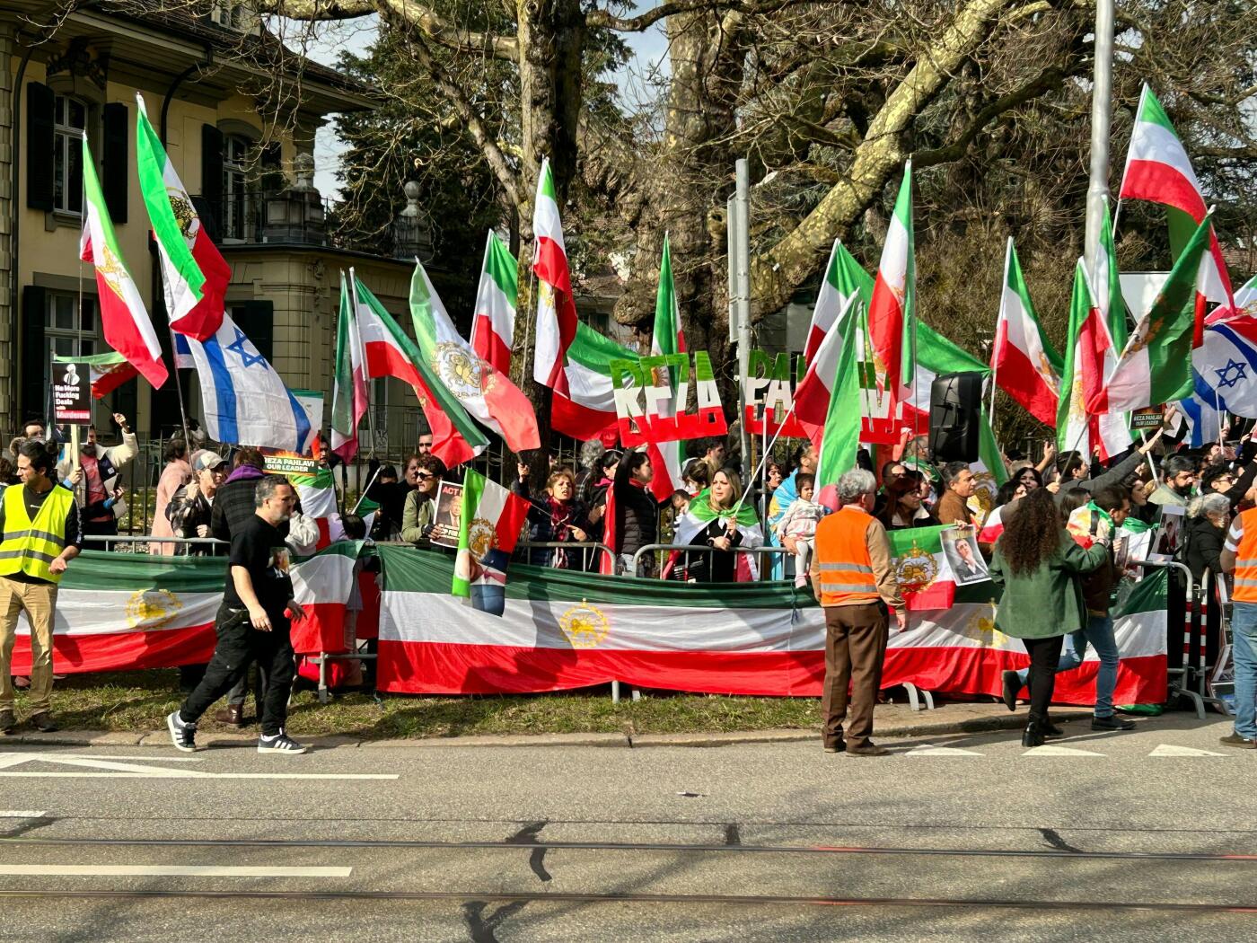 200 people demonstrate in Bern against the Iranian regime