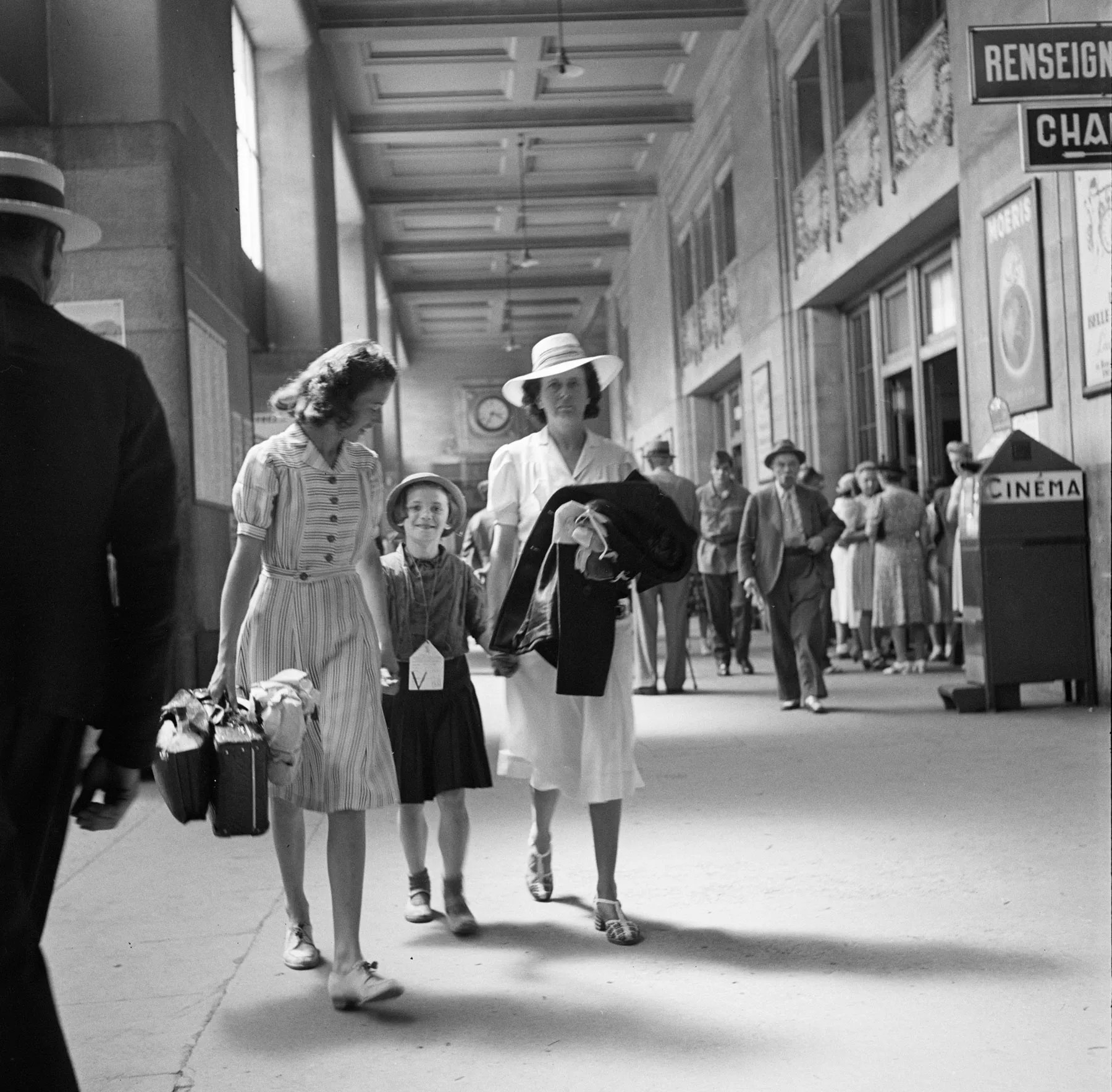 Zwei Frauen nehmen an einem Bahnhof ein Kind in Empfang,1941