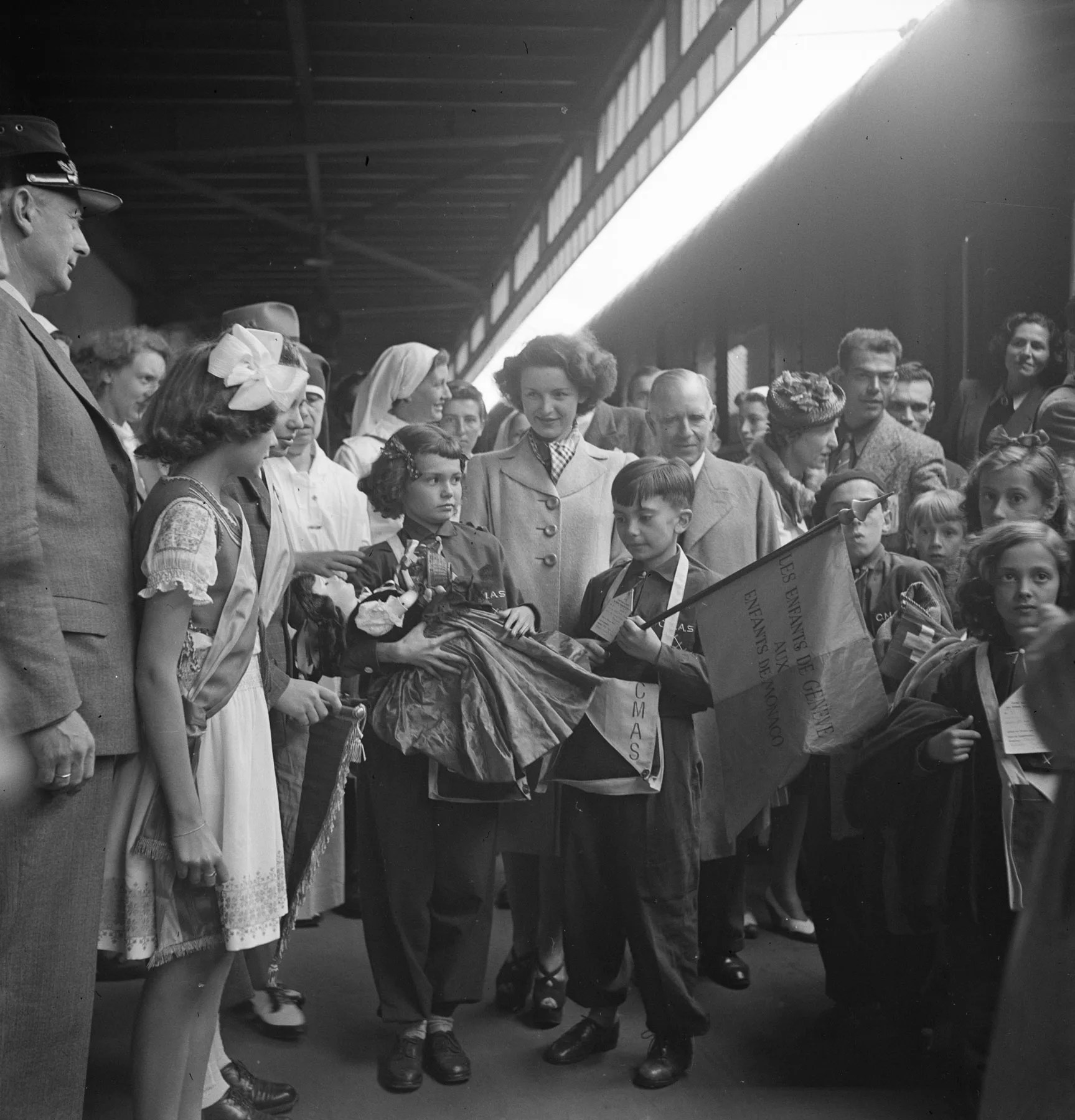 Flüchtlingskinder mit einer Prinzessin 1941 in einem Bahnhof