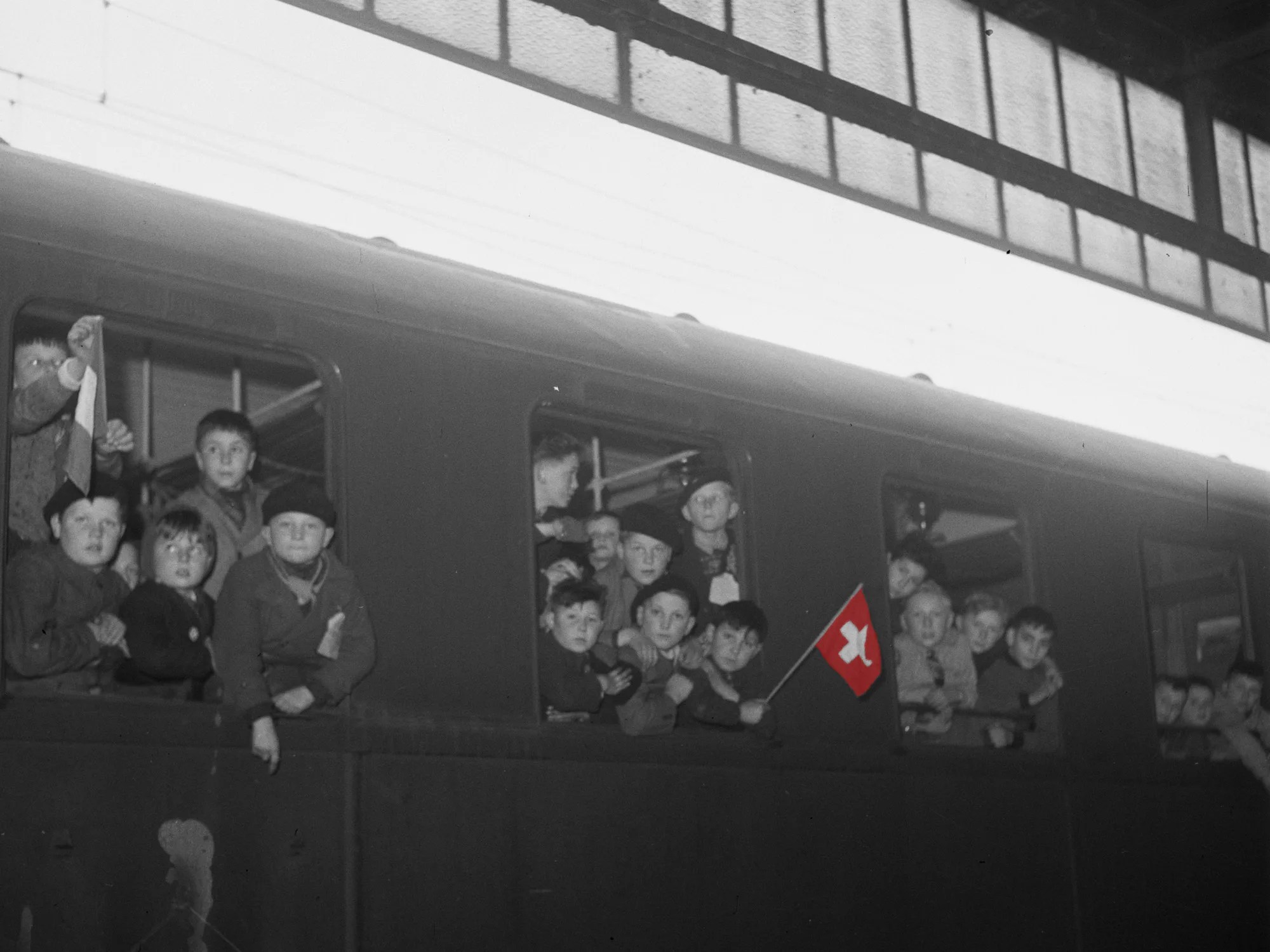 Ankunft von Kriegsflüchtlingskindern mit einem Zug in der Schweiz im Jahr 1942