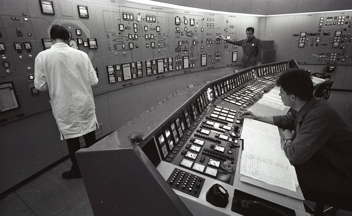 Kontrollraum eines Kernkraftwerks (historisch)