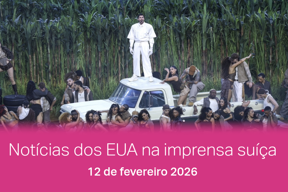 Homem sobre o capô de um veículo e muitas pessoas em volta