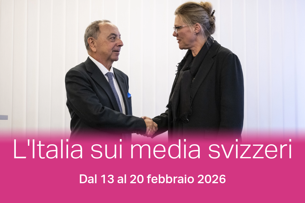 un uomo e una donna si stringono la mano