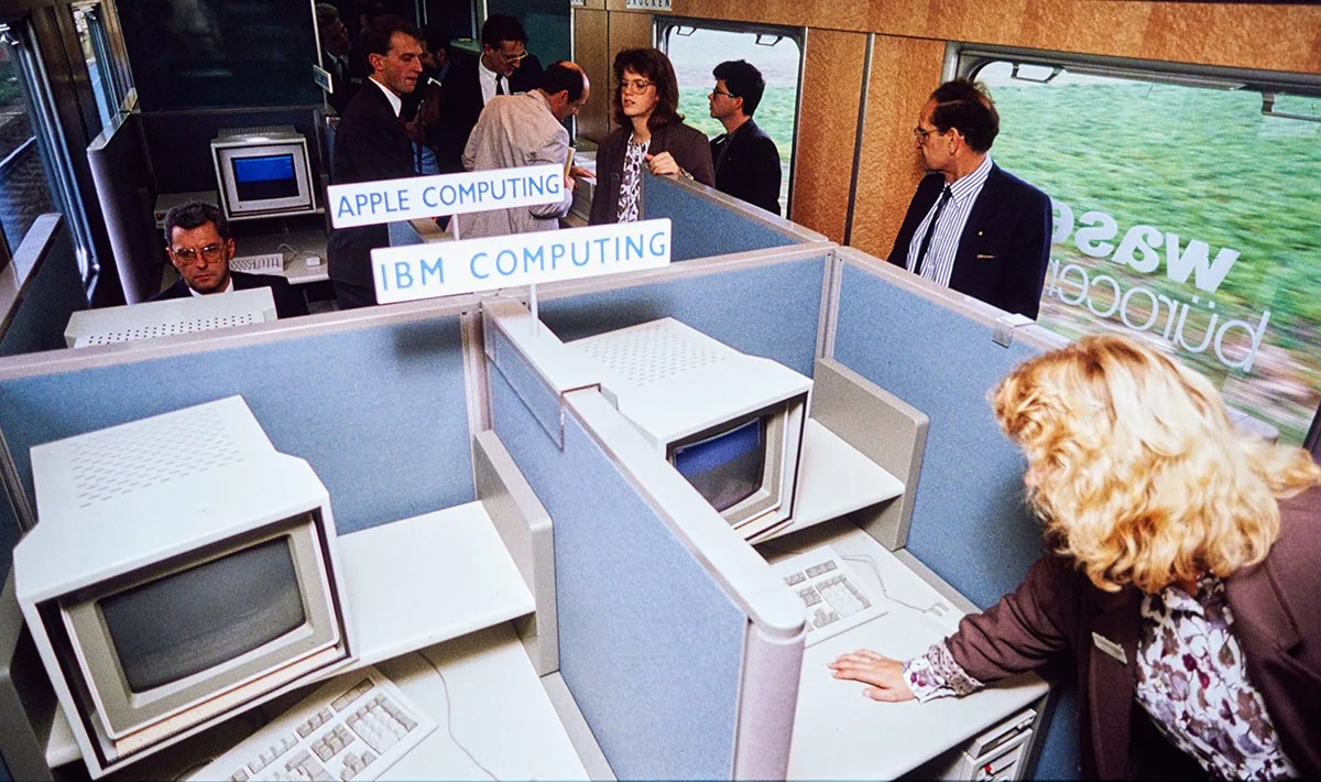 Salle d'informatique dans un wagon CFF en 1988.