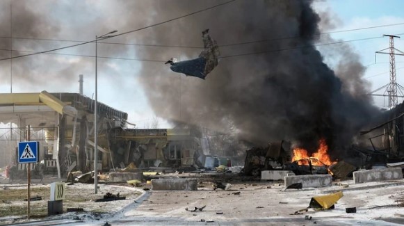 Украина ежедневно подвергается бомбёжкам, налётам и атакам, в результате которых разрушаются жилые дома, гибнут и получают ранения гражданские лица.