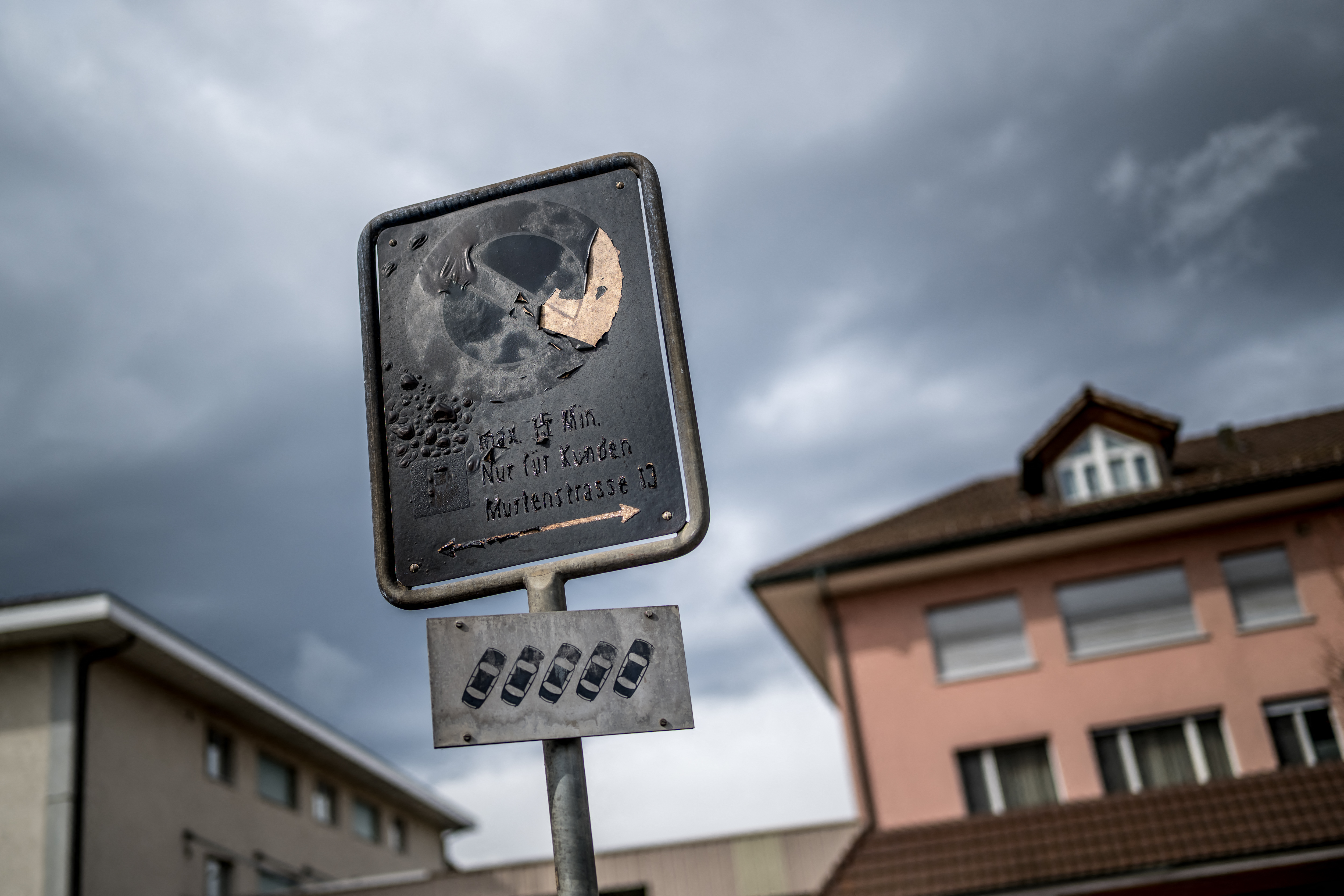 Un segnale stradale carbonizzato a Kerzers