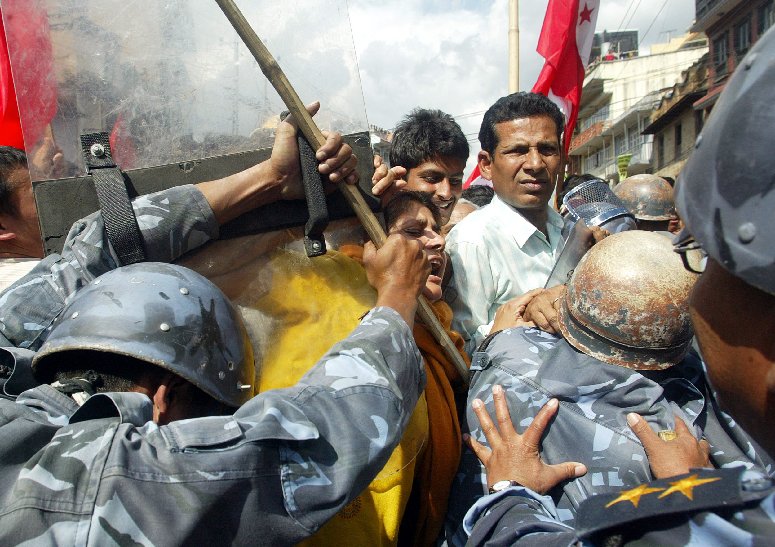 Des manifestants népalais pro-démocratie se sont affrontés avec des policiers antiémeutes