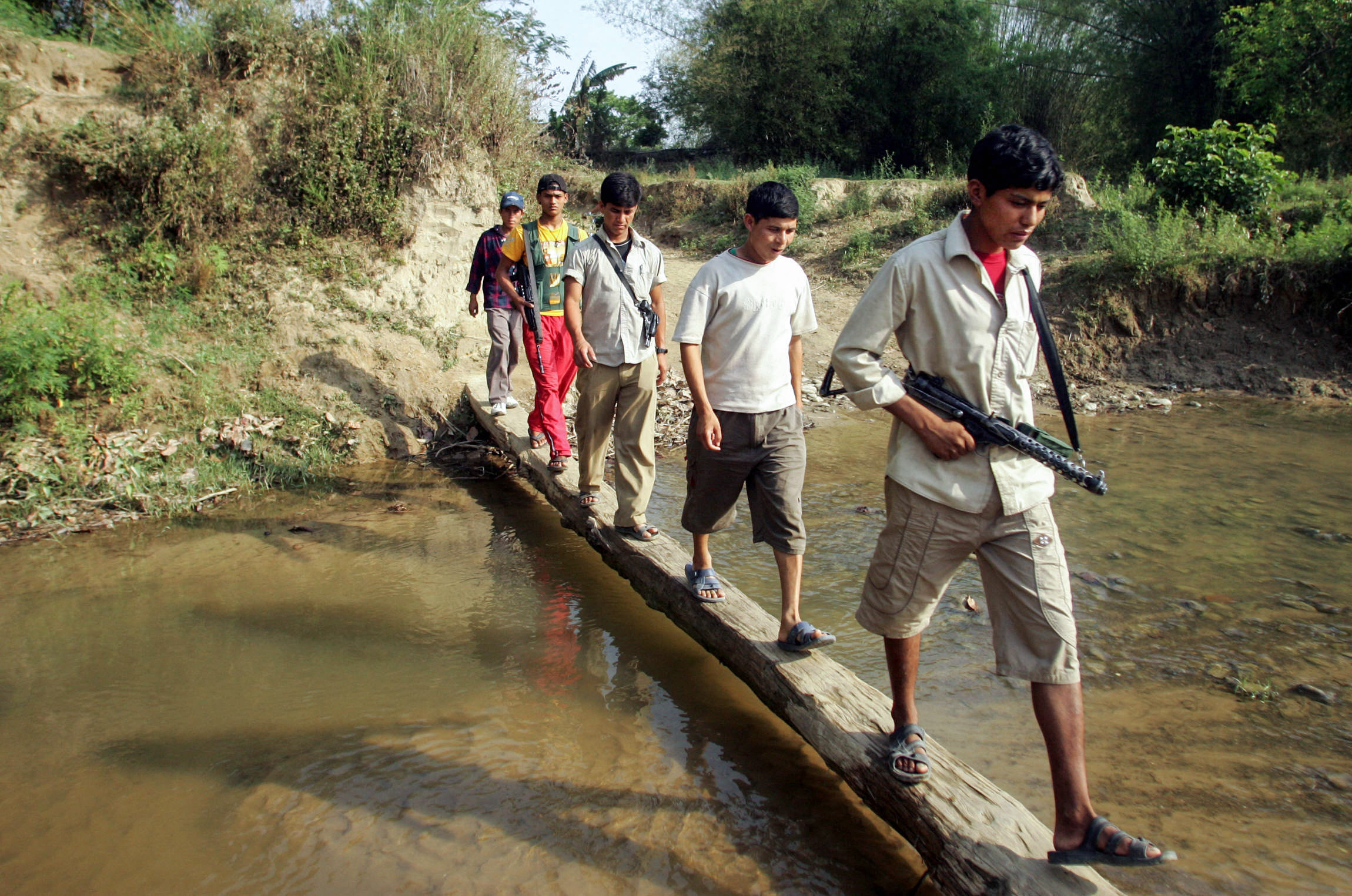 Des miliciens sur un pont étroit