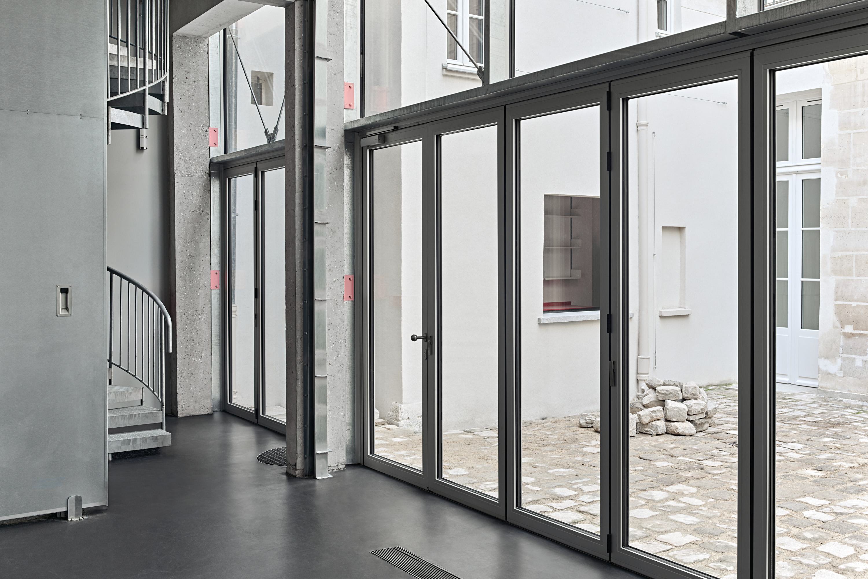 La salle de spectacle s'ouvre sur la cour intérieure.